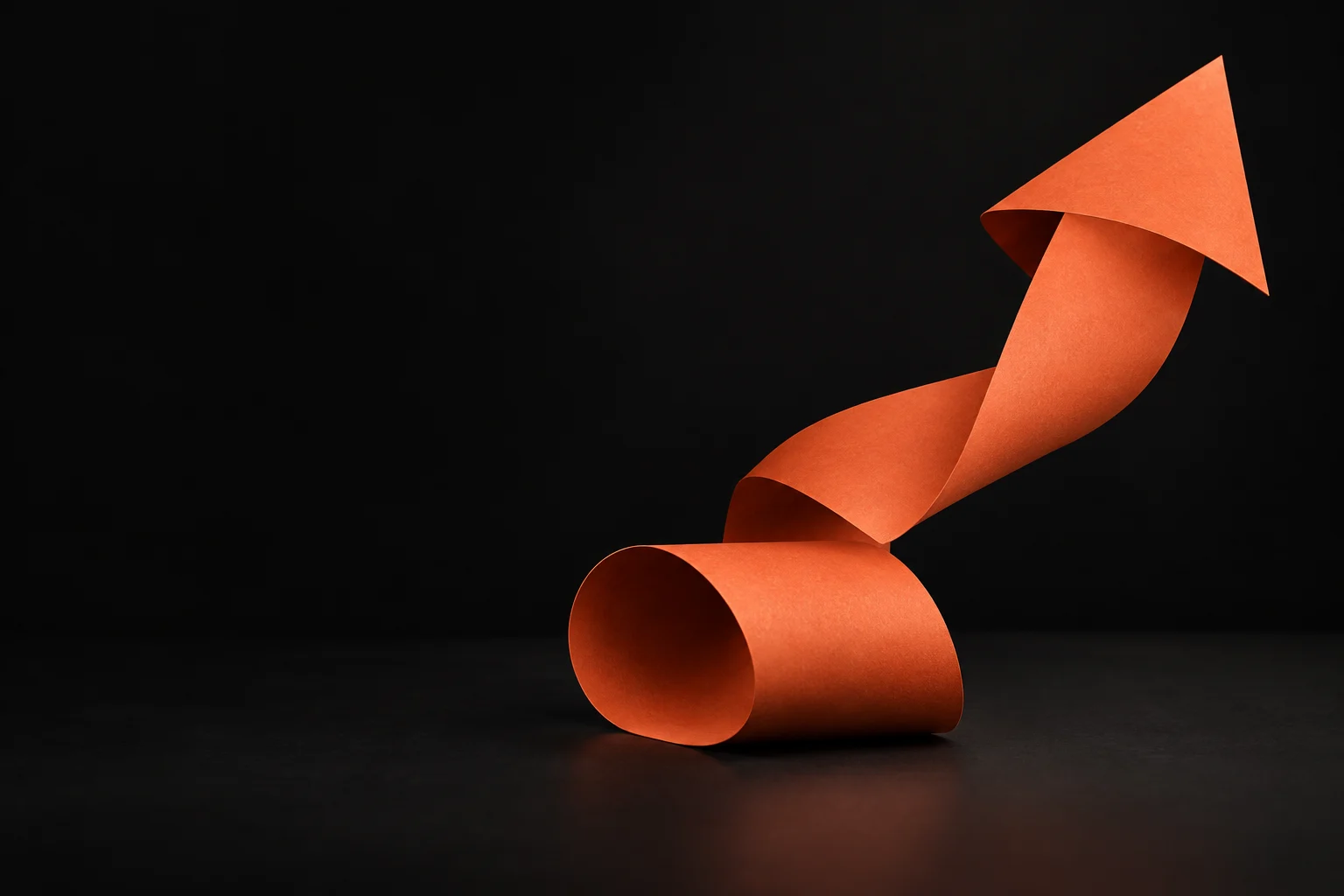 Ruban sculptural orange orienté vers le haut